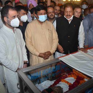 Rahul Gandhi pays floral tributes to Virbhadra Singh at Shimla