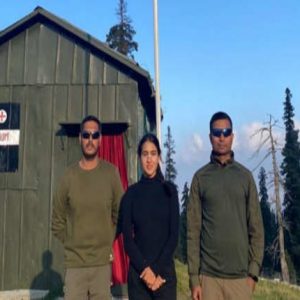 Sara Ali Khan Is Thrilled To Meet Indian Army Men In Jammu And Kashmir