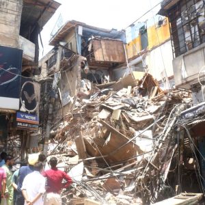 Delhi: building collapses