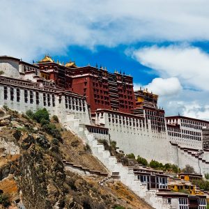Chinese tourists flock Tibet's Lhasa amid COVID-19 surge in 11 Chinese provinces