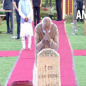 PM Modi pays tribute to Mahatma Gandhi in Delhi's Gandhi Smriti