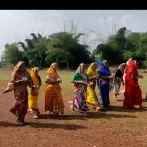 Bhopal : women in 'Lota Daud'