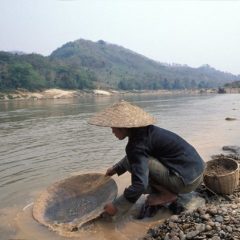 China-run Gold mine pollutes river in Laos, create hardship for people