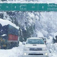 Himachal under seize:  Roads blocked, power, water supply disrupted amid snowfall in Himachal Pradesh