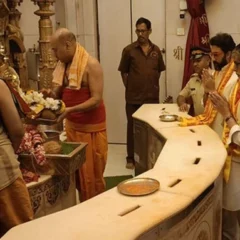 Amitabh Bachchan, Abhishek Bachchan Visit Siddhivinayak Temple As Uunchai Releases