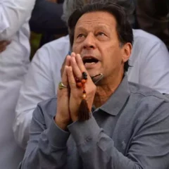 Police at the Door, Imran Khan dodges arrest after Islamabad Police Reaches home!