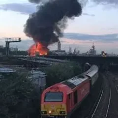 Fire in train arches in London, Trains halted